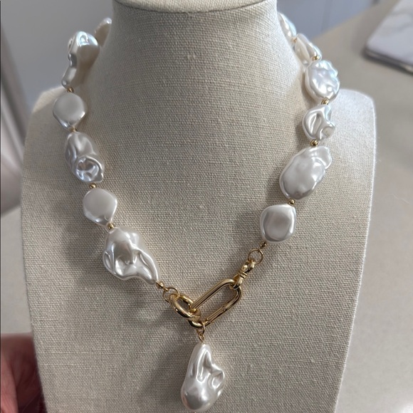 Brand New Elegant Pearl Necklace with Gold Accents - Picture 2 of 2